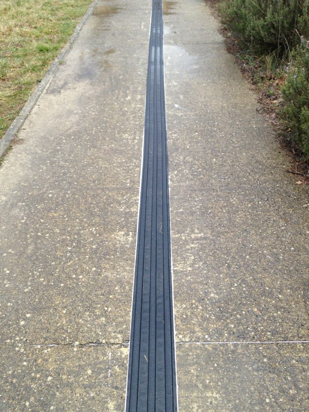 Rail de guidage pour malvoyant 1/2